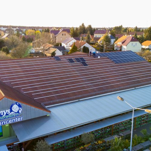 market z panelami fotowoltaicznymi na dachu